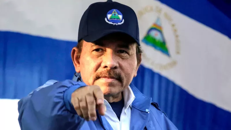 Daniel Ortega con la Bandera de Nicaragua