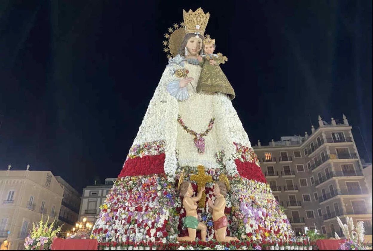 Entrada de la Virgen Maria de los Desamparados patrona de Valencia en la plaza de toros