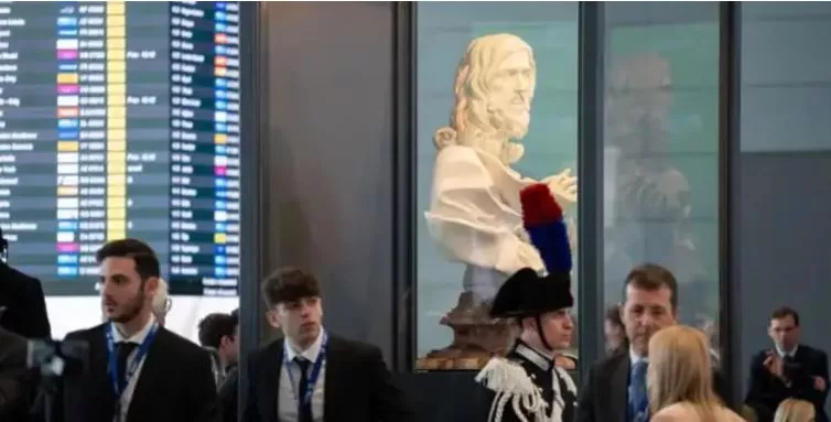 MUNDO CATÓLICO Estatua de Bernini en el Aeropuerto de Roma