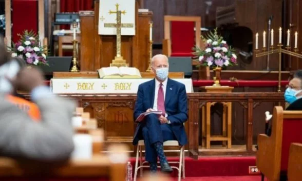 Presidente Biden en iglesia