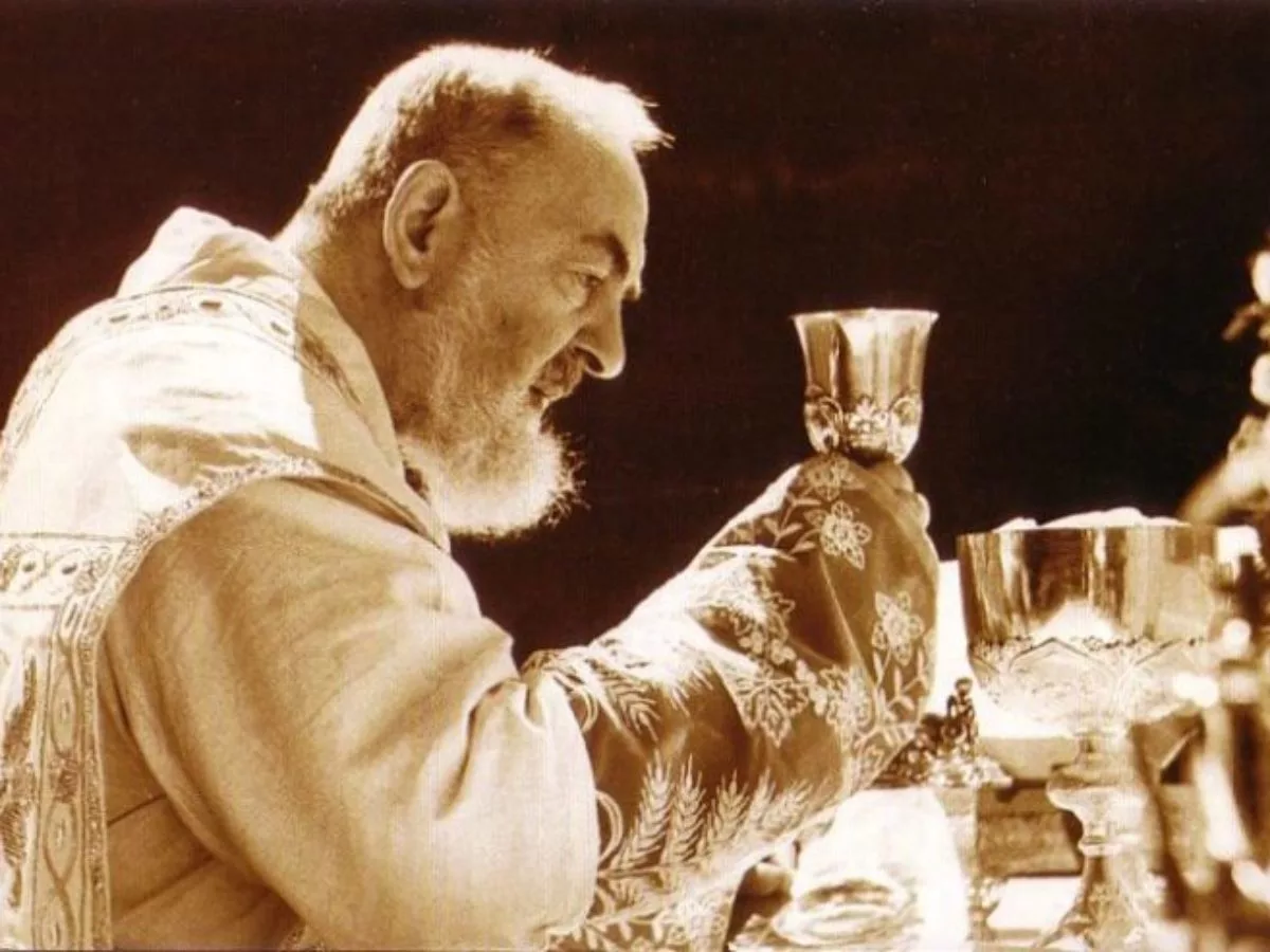 Padre Pio celebrando la Santa Misa